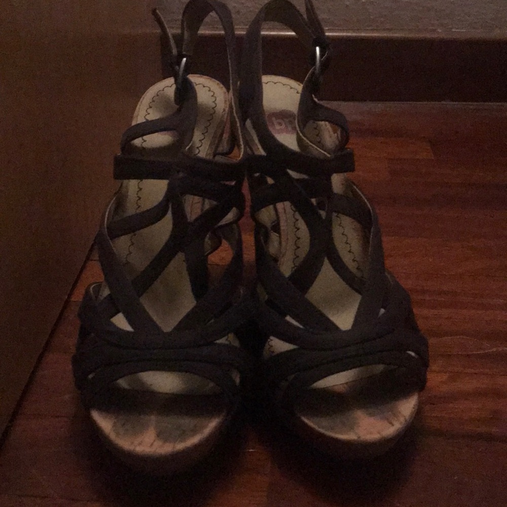Black wedges